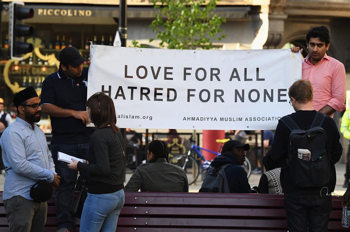 Members of the Muslim community attend a candlelight vigil at Albert Square on May 23, 2017, to honor the victims of Monday evening’s terrorist attack in Manchester, England. (Jeff J Mitchell/Getty Images)