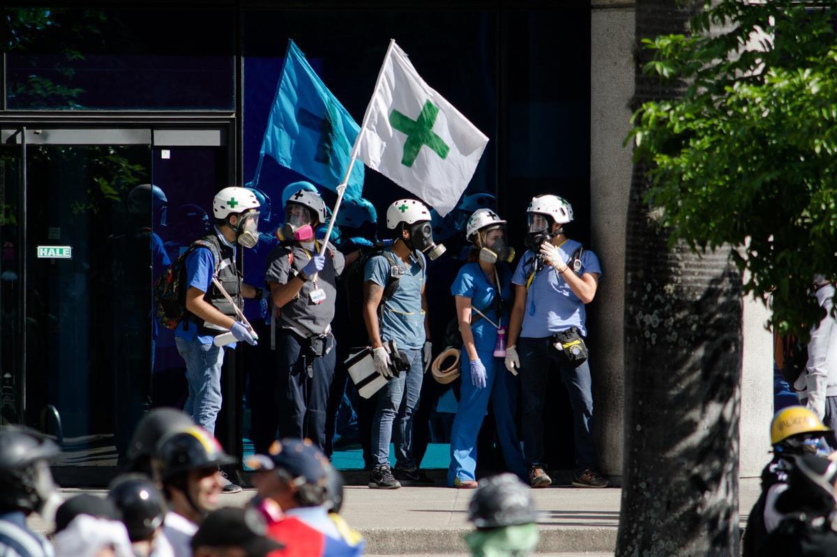 Primeros Auxilios UCV organizing to treat the injured (Photo by: <a href=