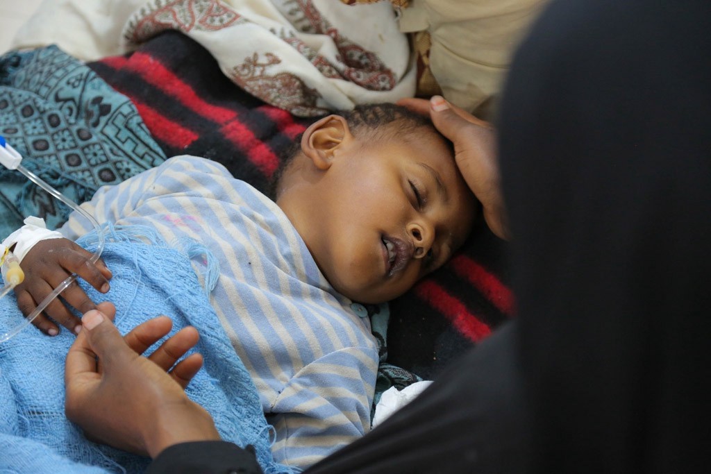 A child with severe diarrhoea or cholera receives treatment at the Sab’een Hospital in Sana’a, Yemen — 12 May 2017. (UNICEF)