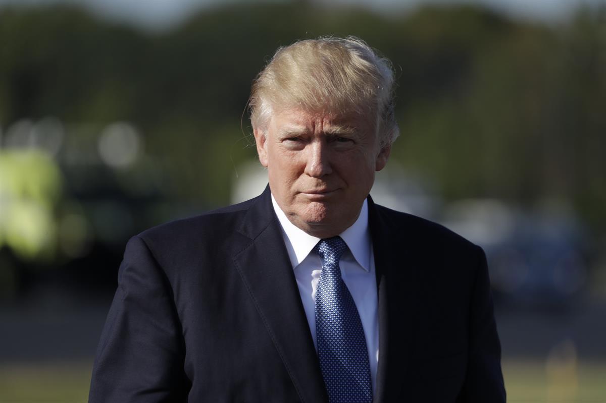 President Donald Trump boards Air Force One at Morristown Municipal airport, Sunday, Sept. 24, 2017, in Morristown, N.J. (AP Photo/Evan Vucci)